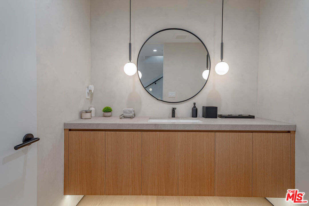 116 S Gretna Green Way