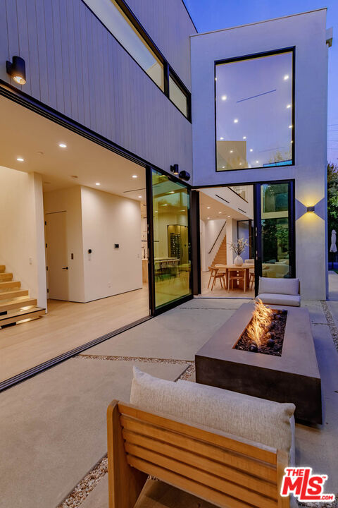 116 S Gretna Green Way