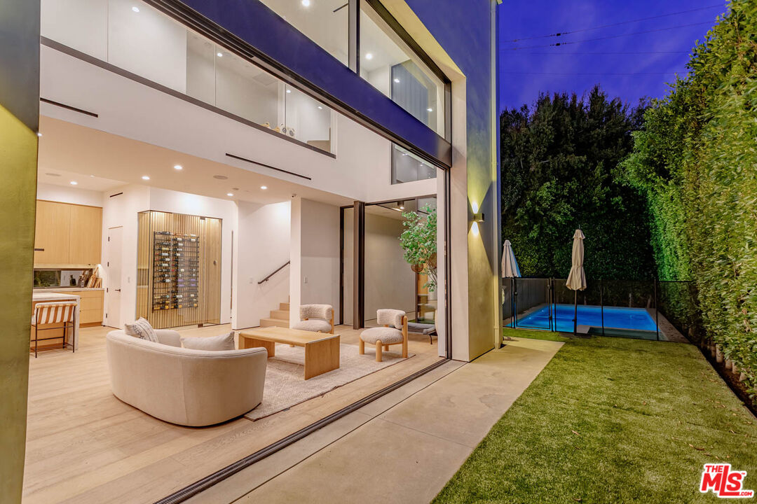 116 S Gretna Green Way