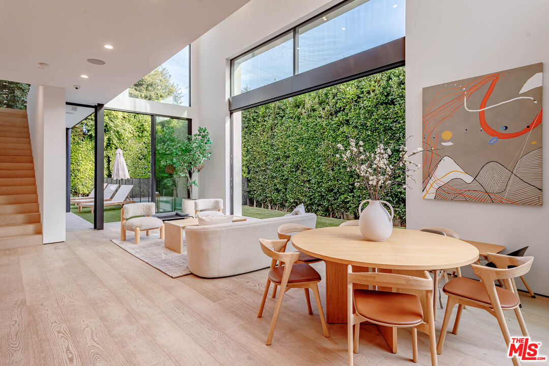 116 S Gretna Green Way