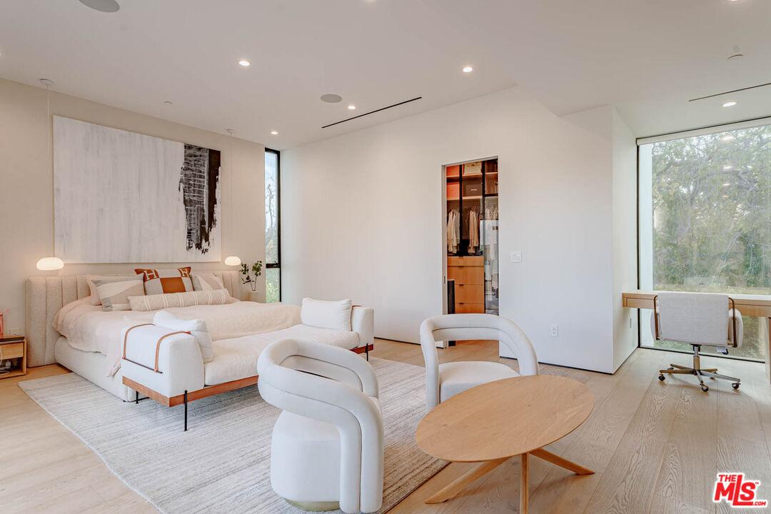 116 S Gretna Green Way