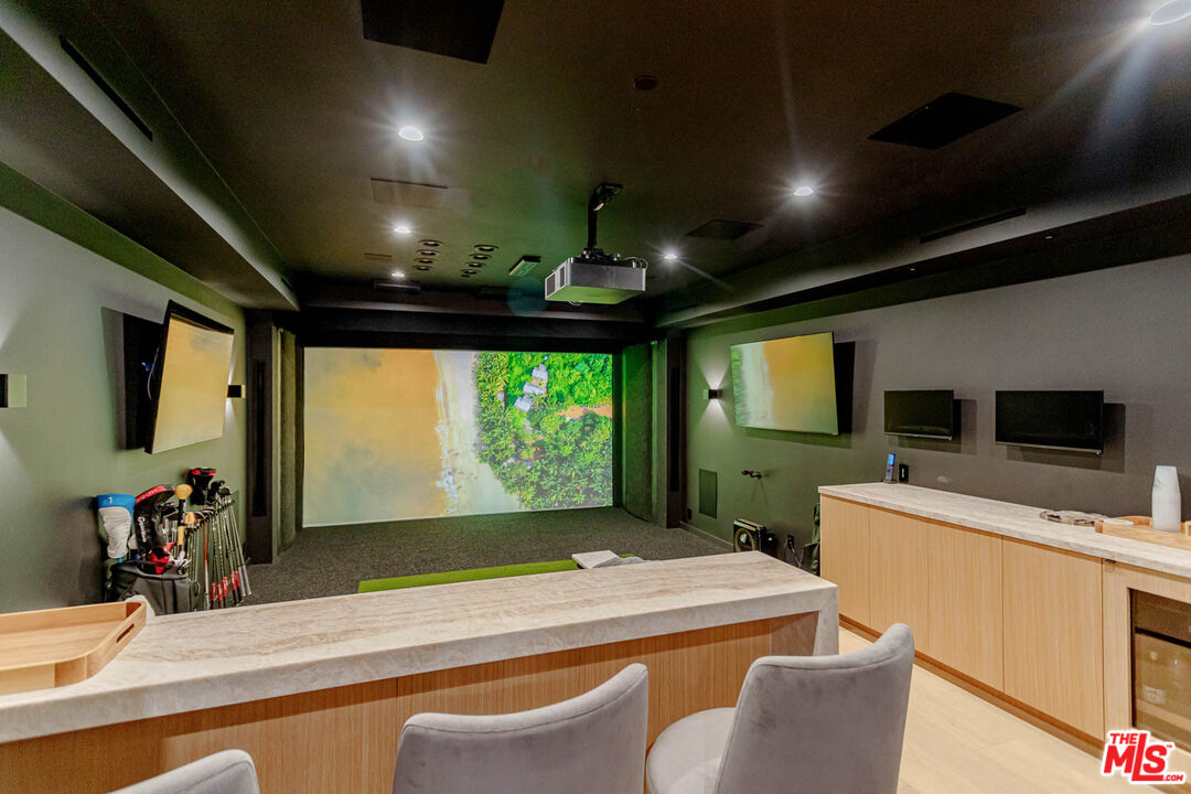 116 S Gretna Green Way