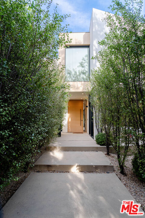 116 S Gretna Green Way