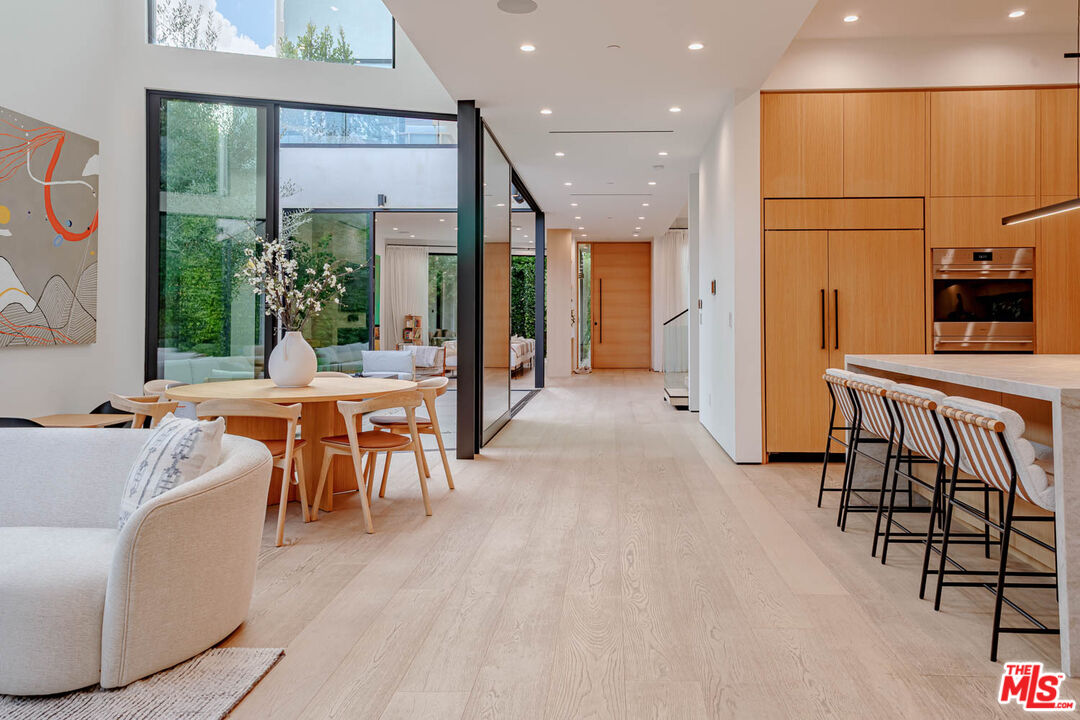 116 S Gretna Green Way