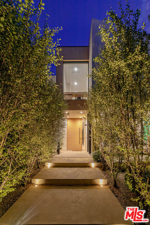 116 S Gretna Green Way