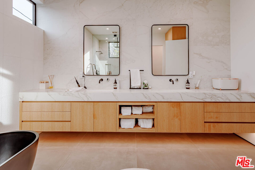 116 S Gretna Green Way