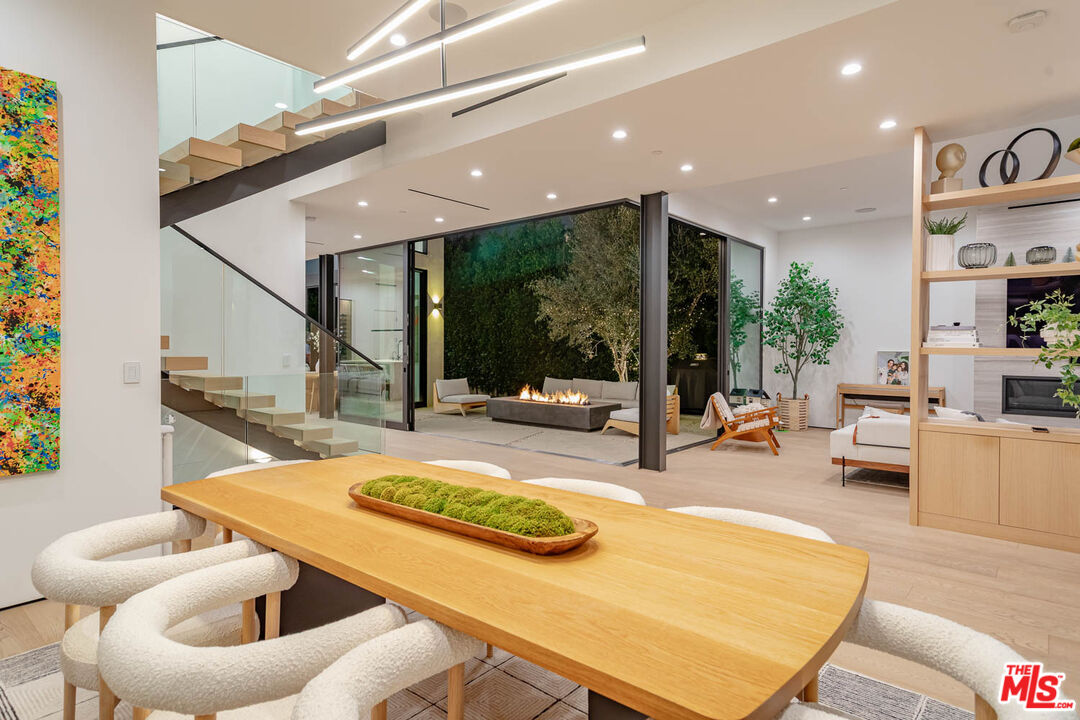 116 S Gretna Green Way