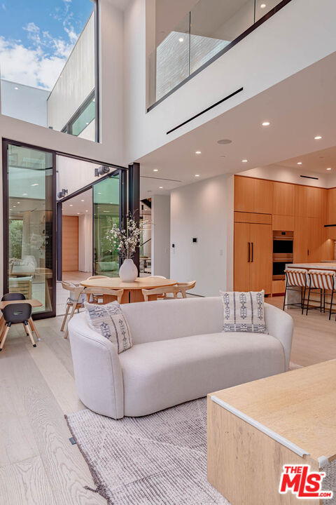 116 S Gretna Green Way