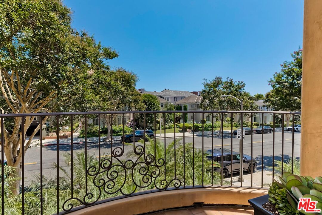 133 S Spalding Dr Unit: 201