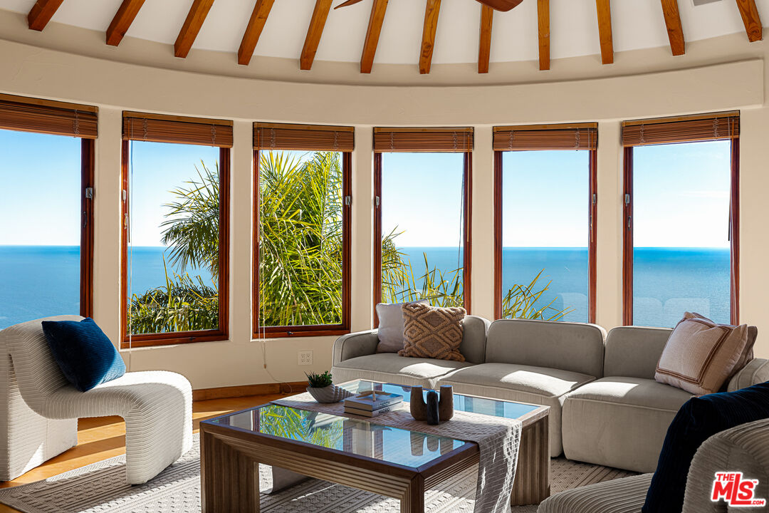 4240 Avenida De La Encinal