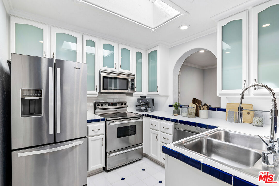 916 N Alfred St Unit: 6