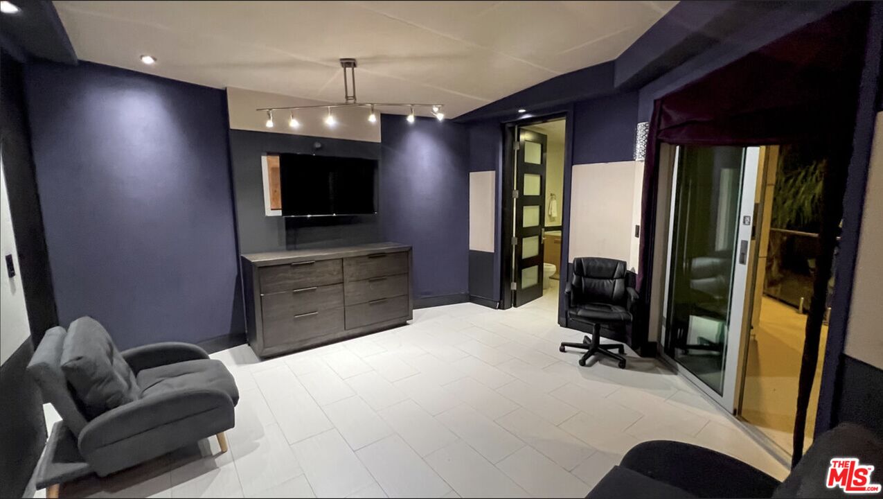 6425 Weidlake Dr Unit: Guesthouse