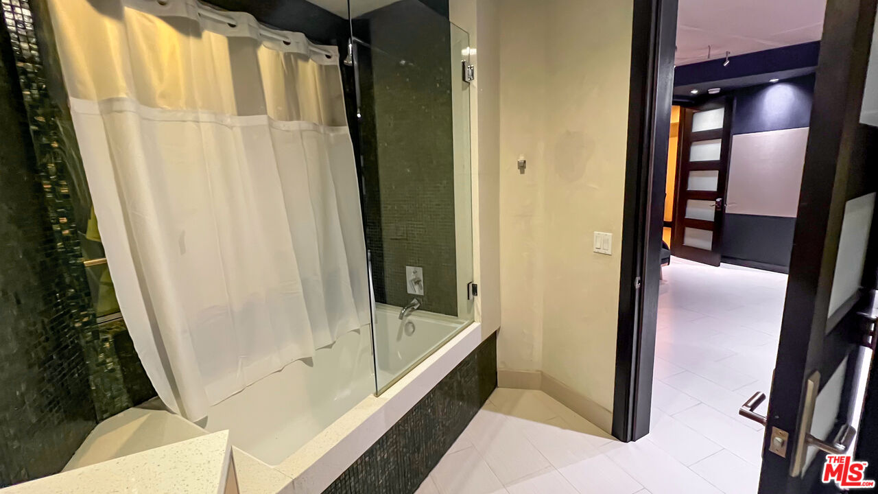 6425 Weidlake Dr Unit: Guesthouse