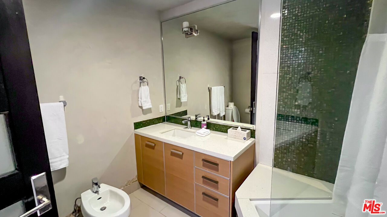 6425 Weidlake Dr Unit: Guesthouse