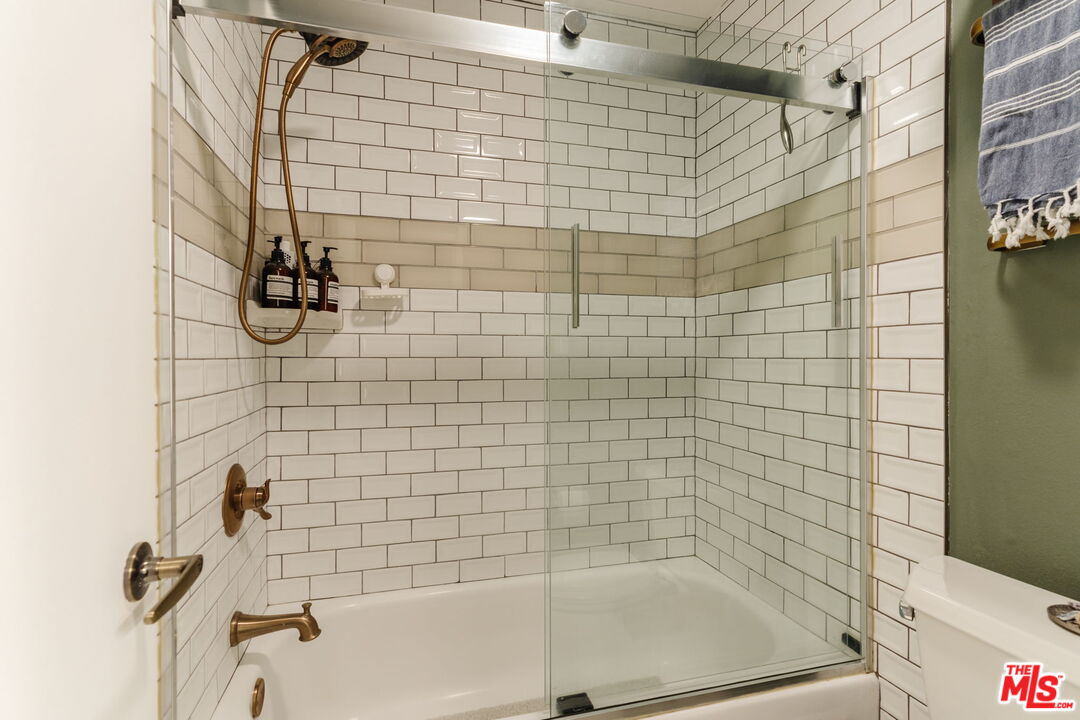 1230 N Sweetzer Ave Unit: 204