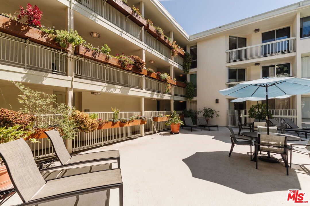 1230 N Sweetzer Ave Unit: 204
