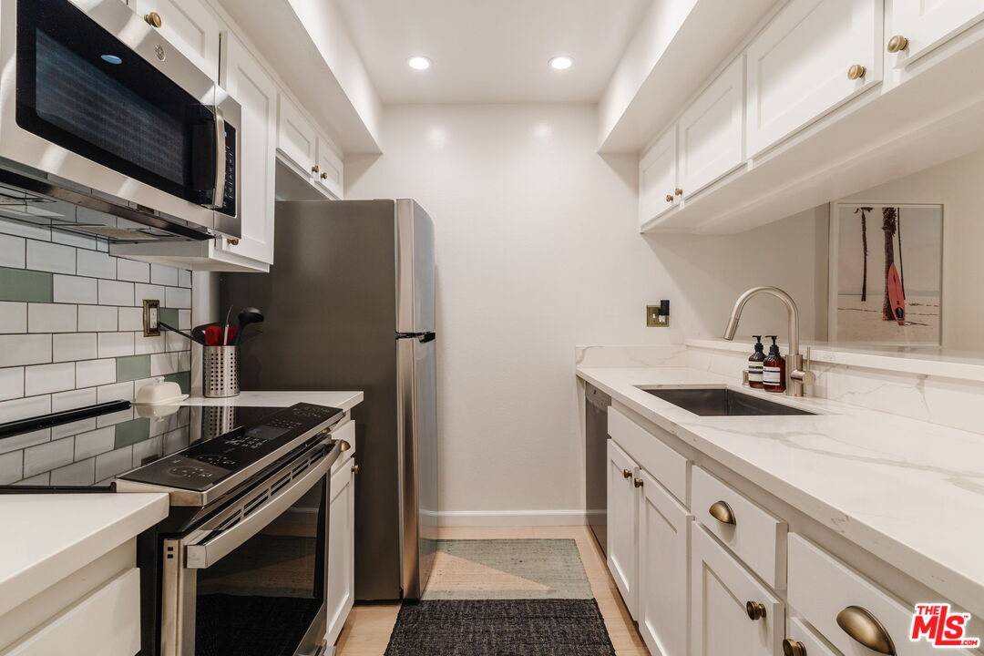 1230 N Sweetzer Ave Unit: 204