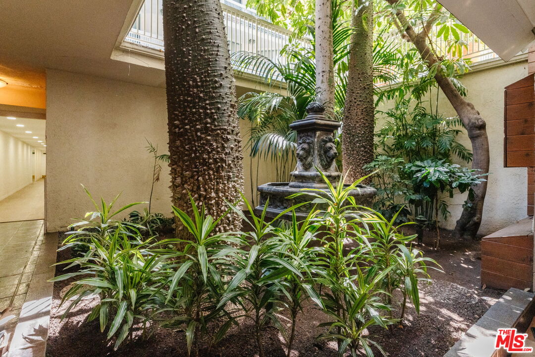 1230 N Sweetzer Ave Unit: 204
