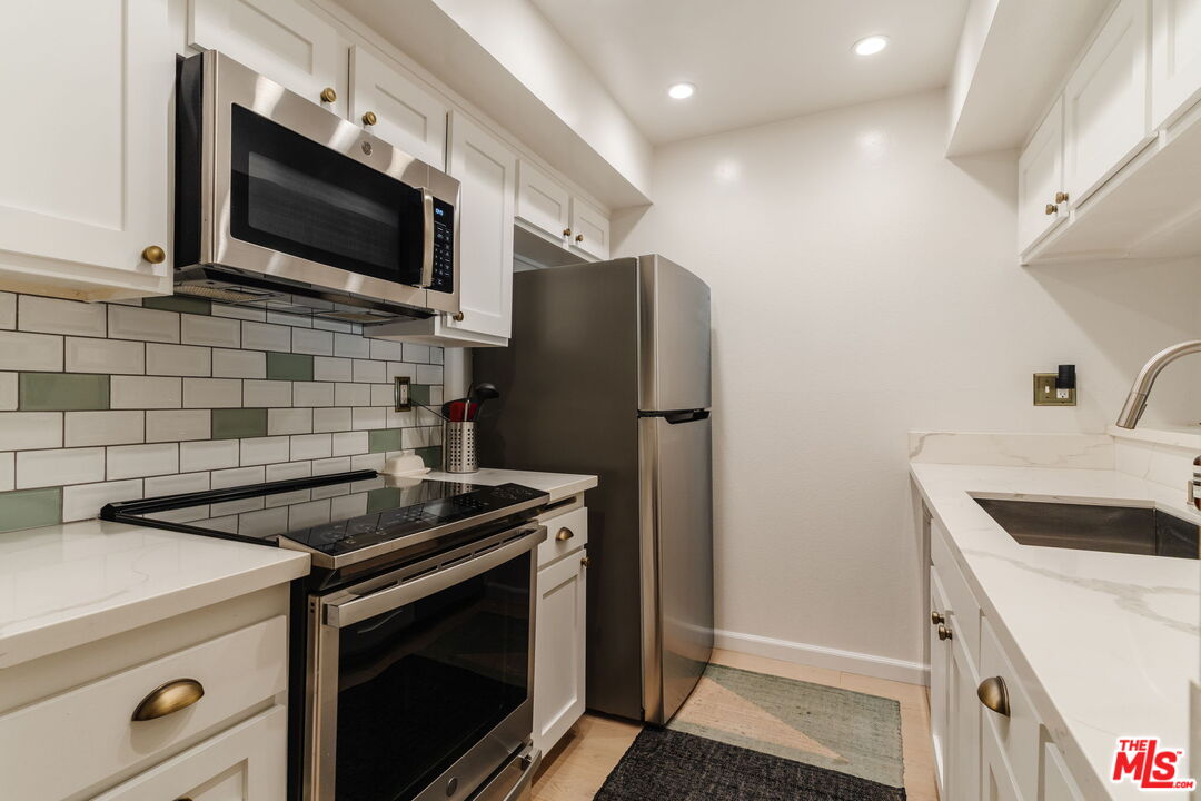 1230 N Sweetzer Ave Unit: 204