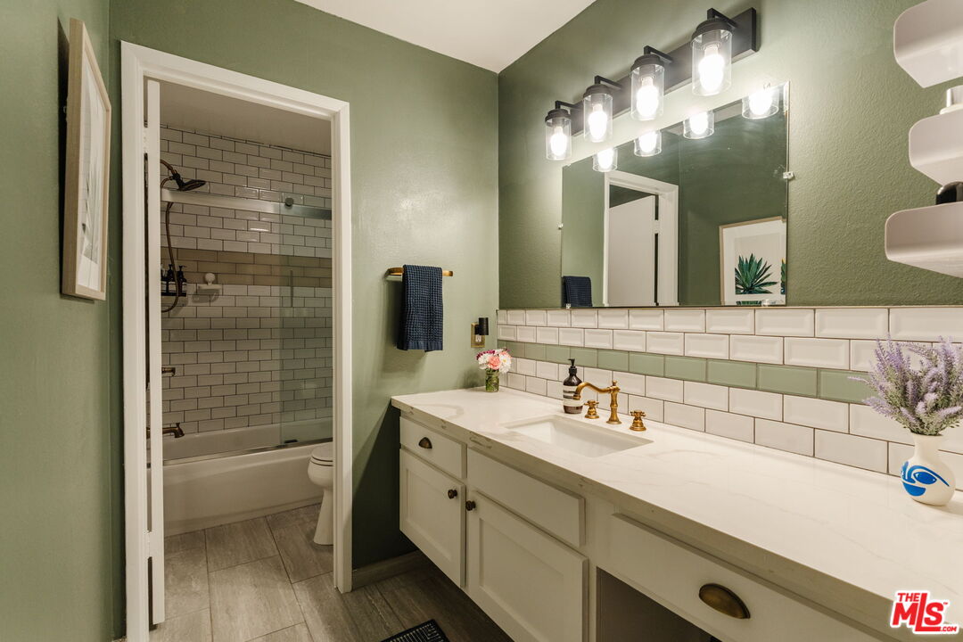 1230 N Sweetzer Ave Unit: 204