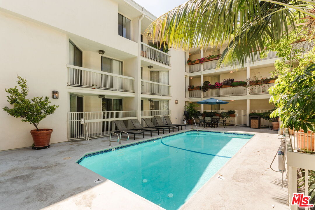 1230 N Sweetzer Ave Unit: 204