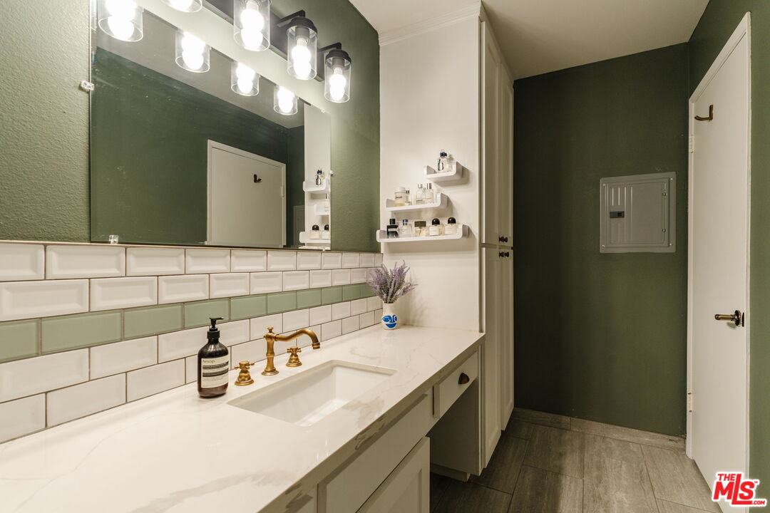 1230 N Sweetzer Ave Unit: 204