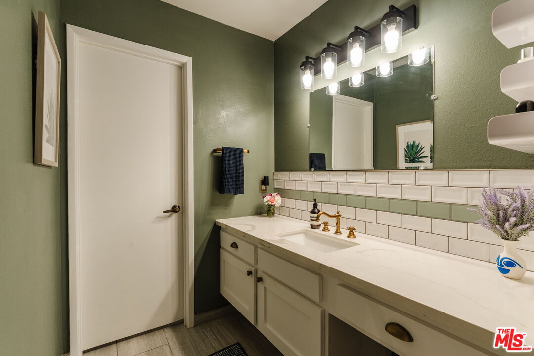 1230 N Sweetzer Ave Unit: 204