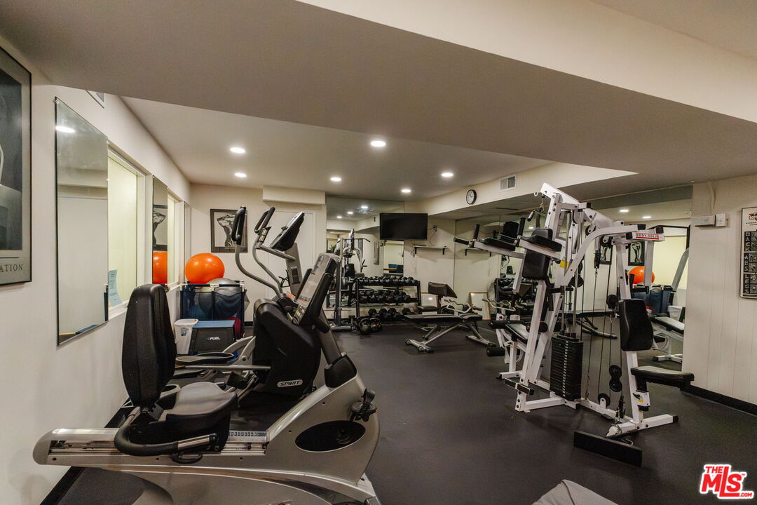 1230 N Sweetzer Ave Unit: 204
