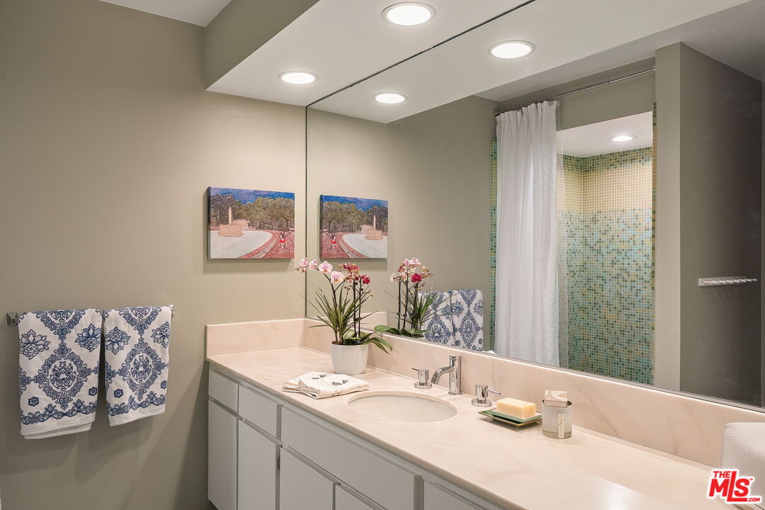 141 S Linden Dr Unit: 204