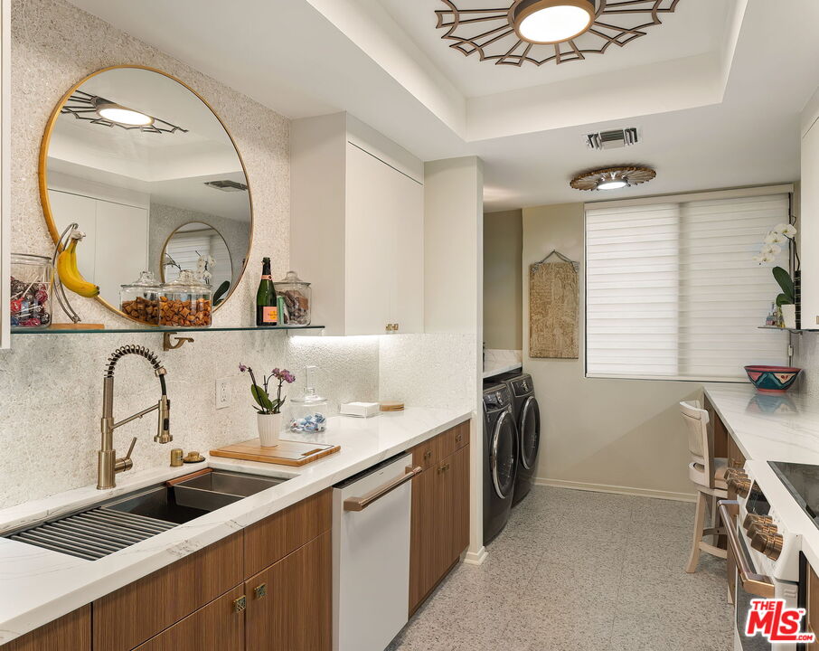 141 S Linden Dr Unit: 204