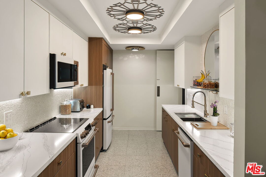 141 S Linden Dr Unit: 204