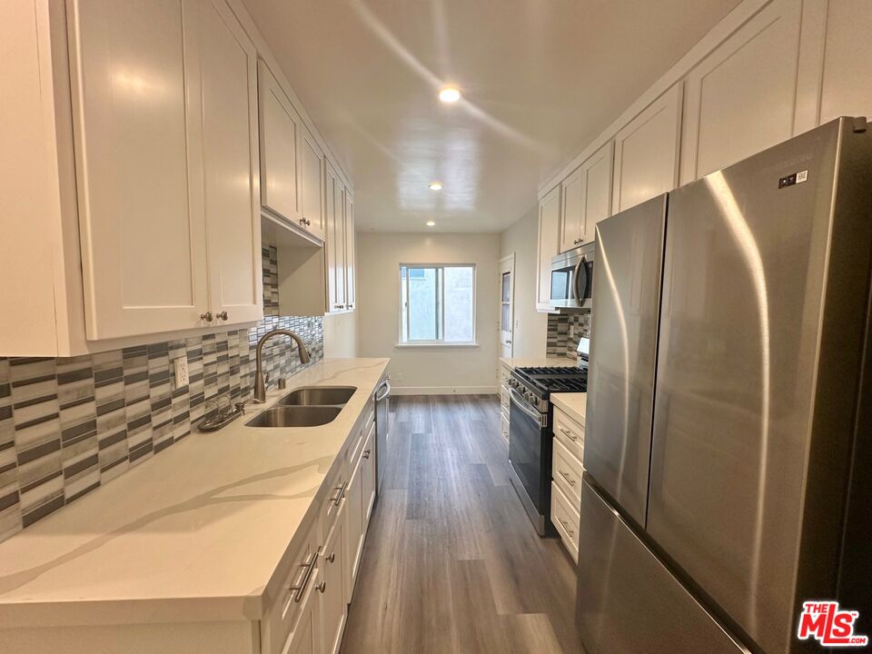 1000 N Orange Grove Ave Unit: 9