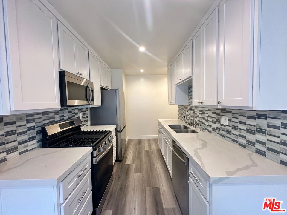 1000 N Orange Grove Ave Unit: 9