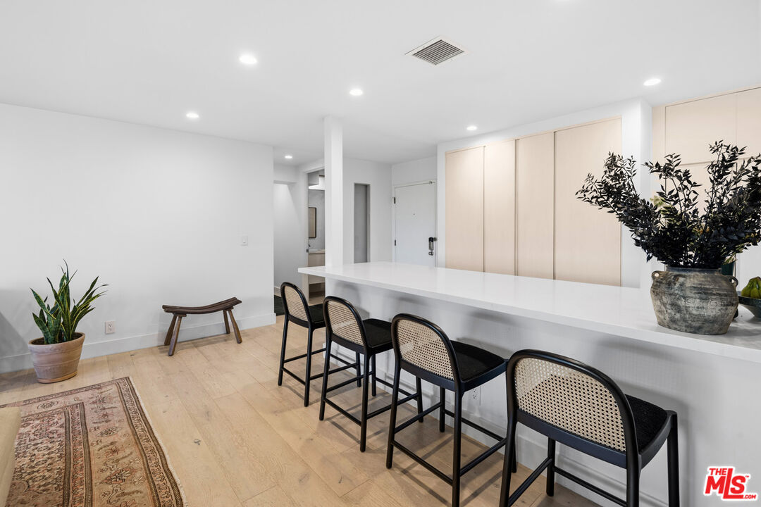 930 California Ave Unit: 301