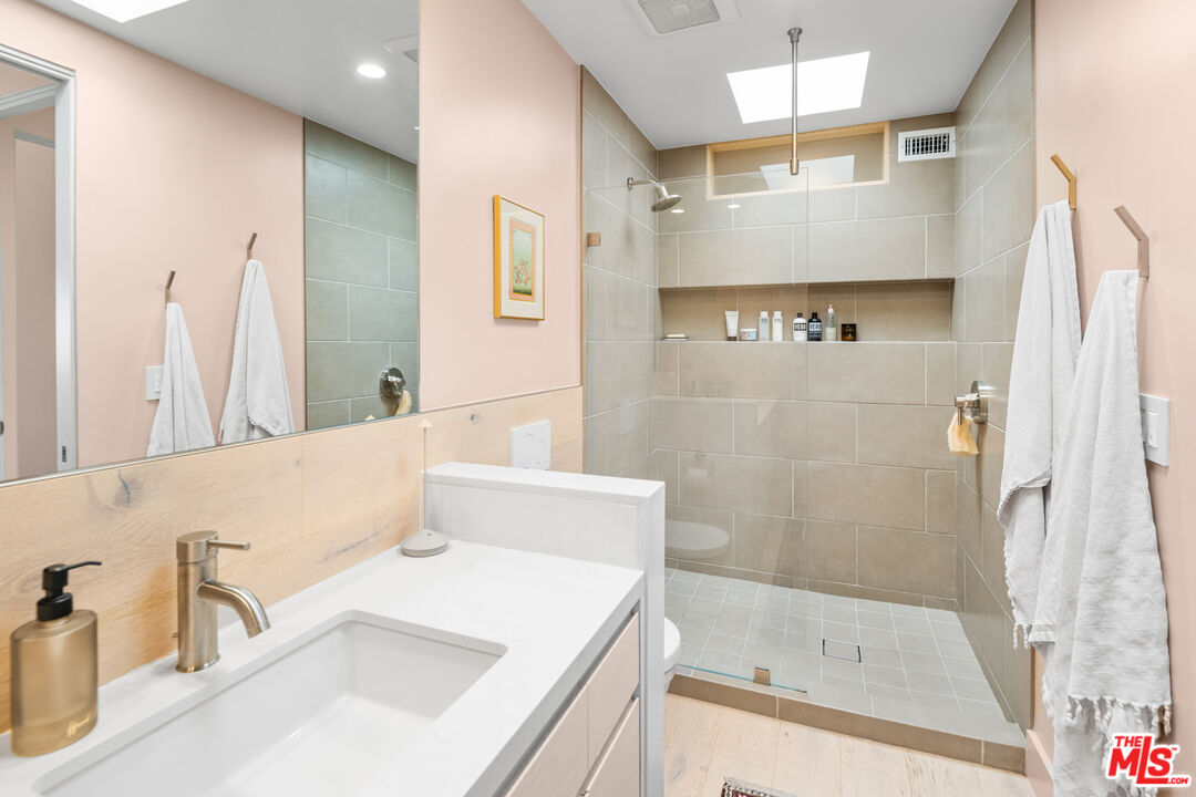 930 California Ave Unit: 301