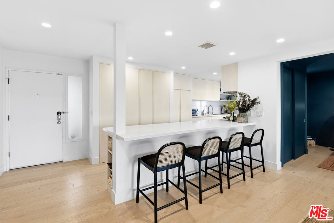 930 California Ave Unit: 301