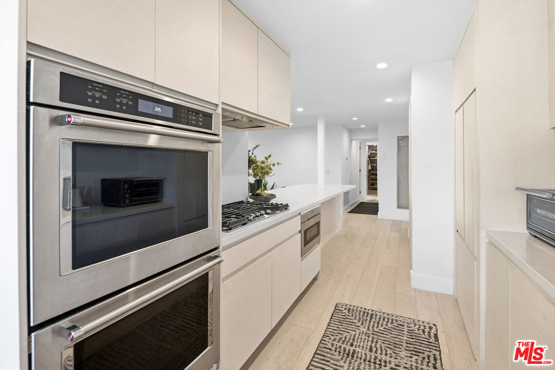 930 California Ave Unit: 301