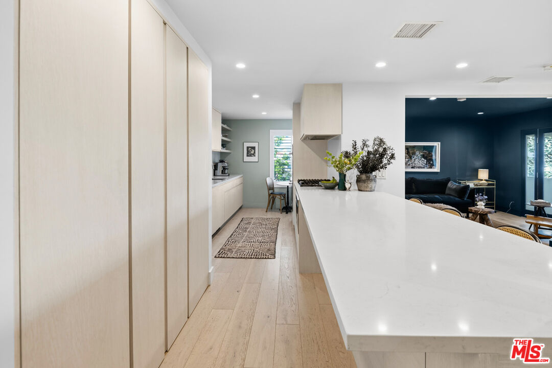 930 California Ave Unit: 301