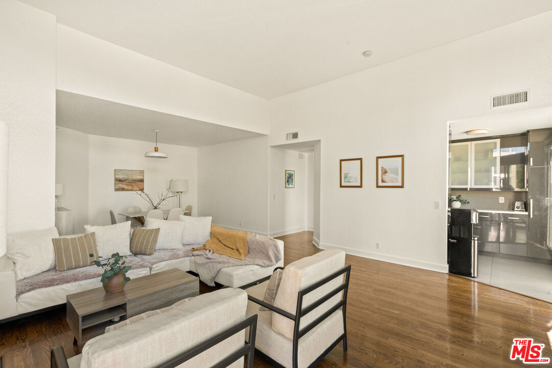 1310 N Detroit St Unit: 401