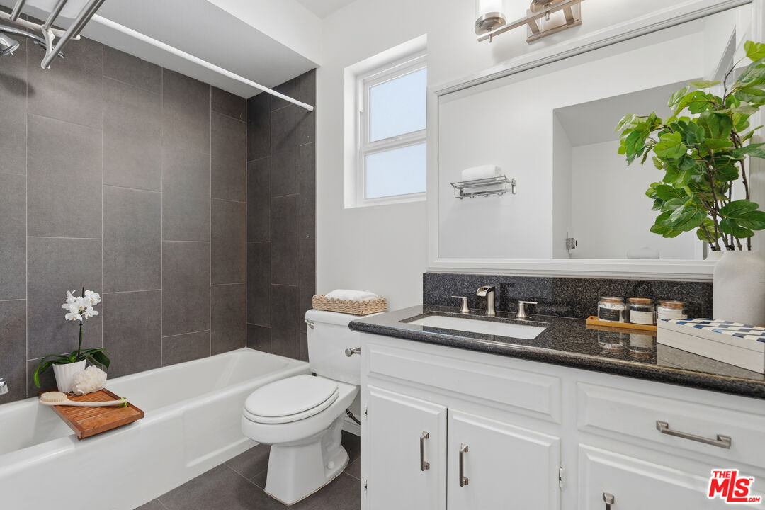 1242 S Barrington Ave Unit: 205