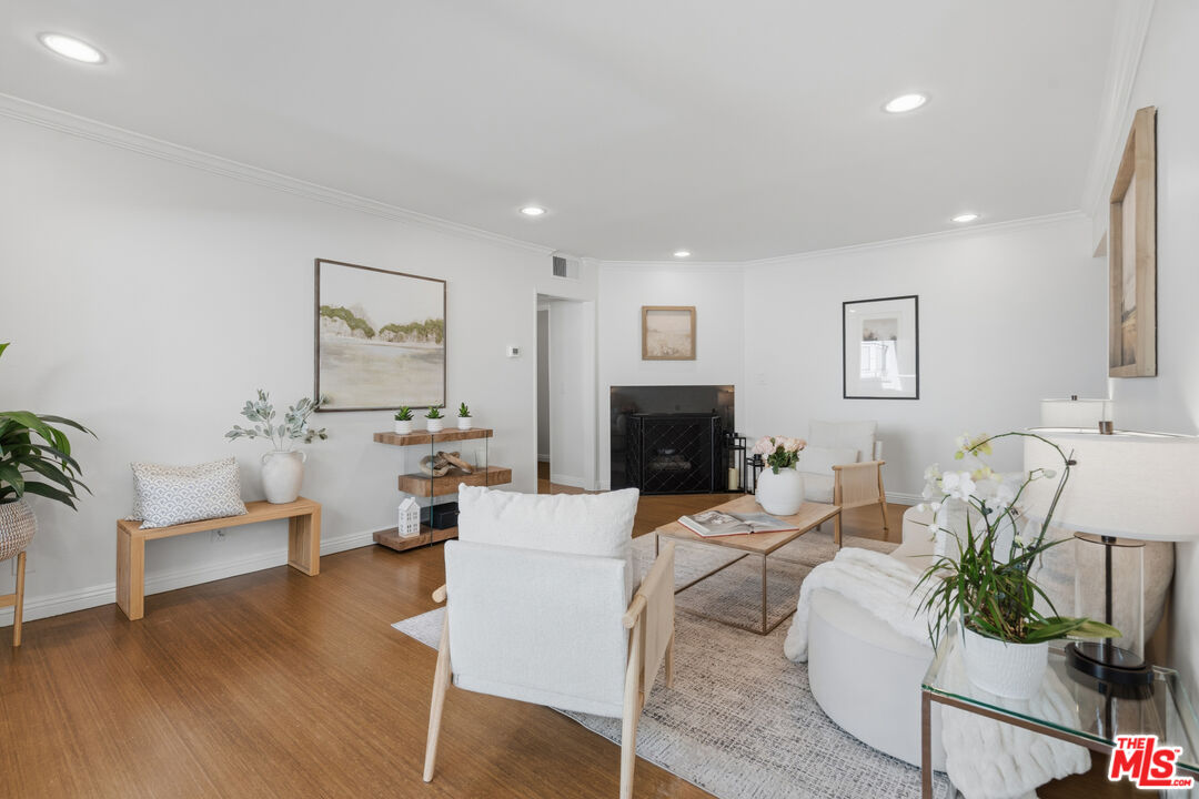 1242 S Barrington Ave Unit: 205