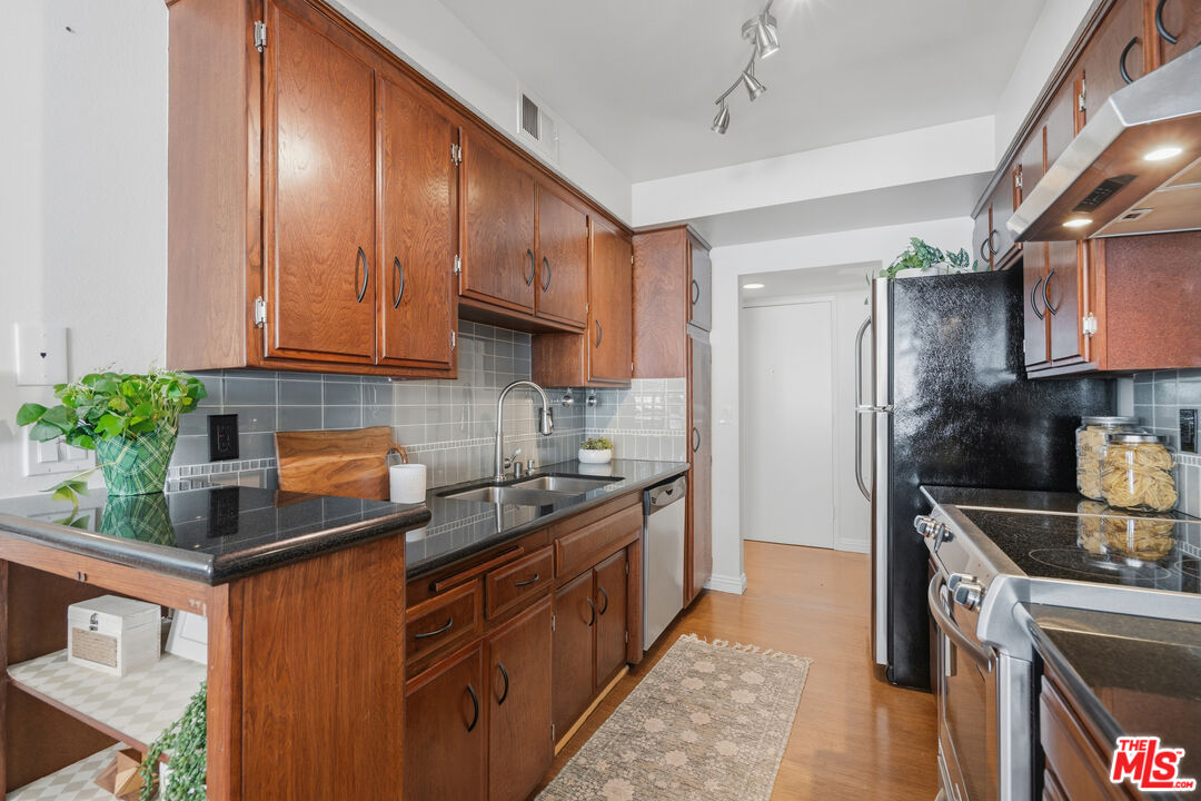 1242 S Barrington Ave Unit: 205
