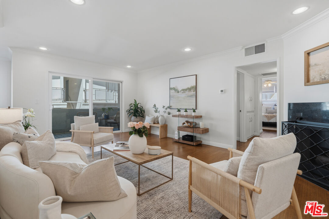 1242 S Barrington Ave Unit: 205