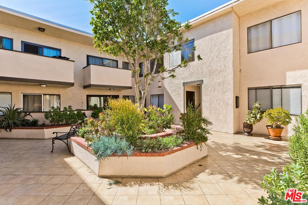 5805 Whitsett Ave Unit: 206