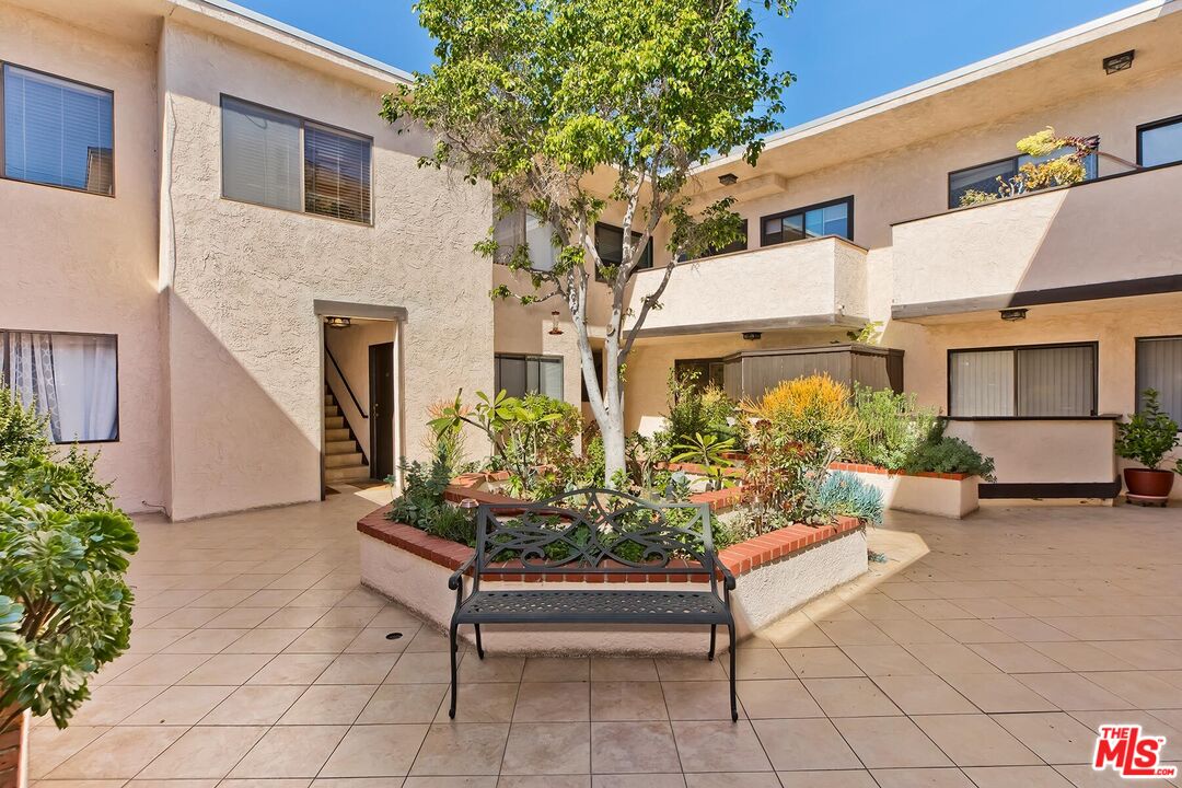 5805 Whitsett Ave Unit: 206