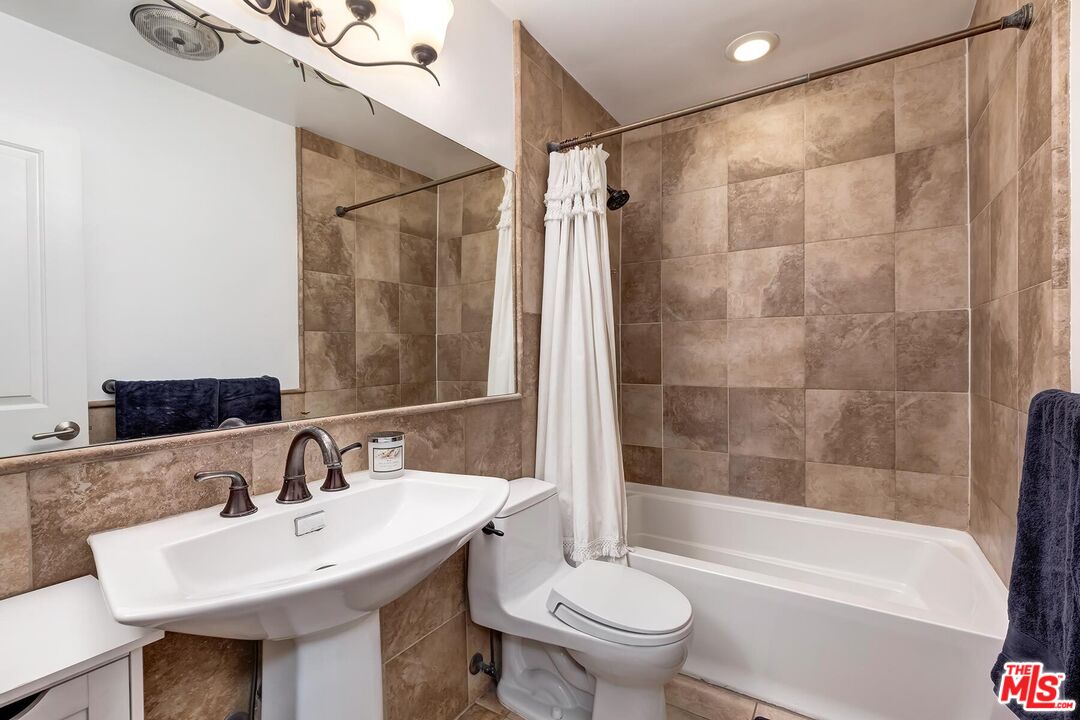 5805 Whitsett Ave Unit: 206