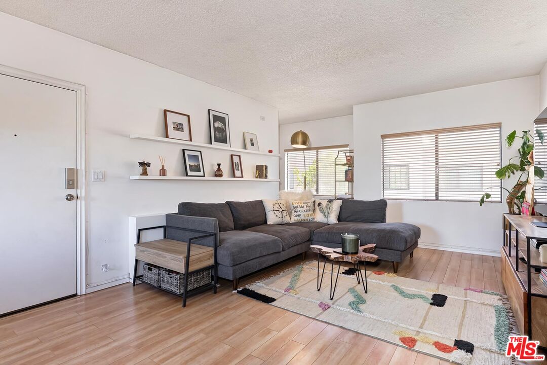 5805 Whitsett Ave Unit: 206