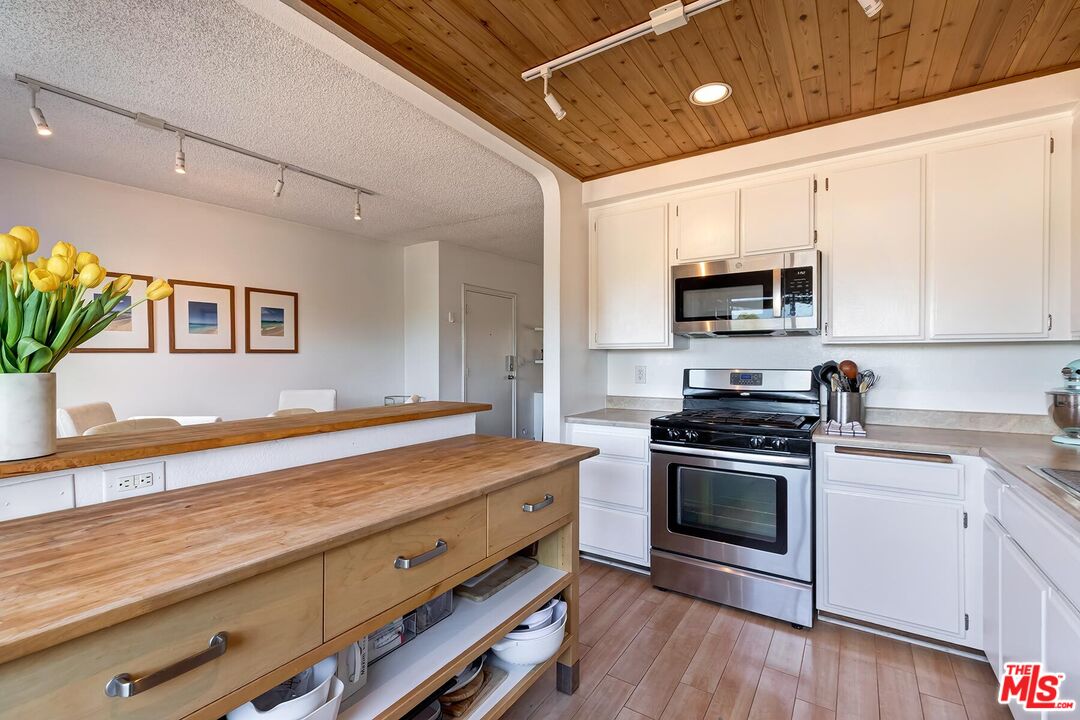 5805 Whitsett Ave Unit: 206