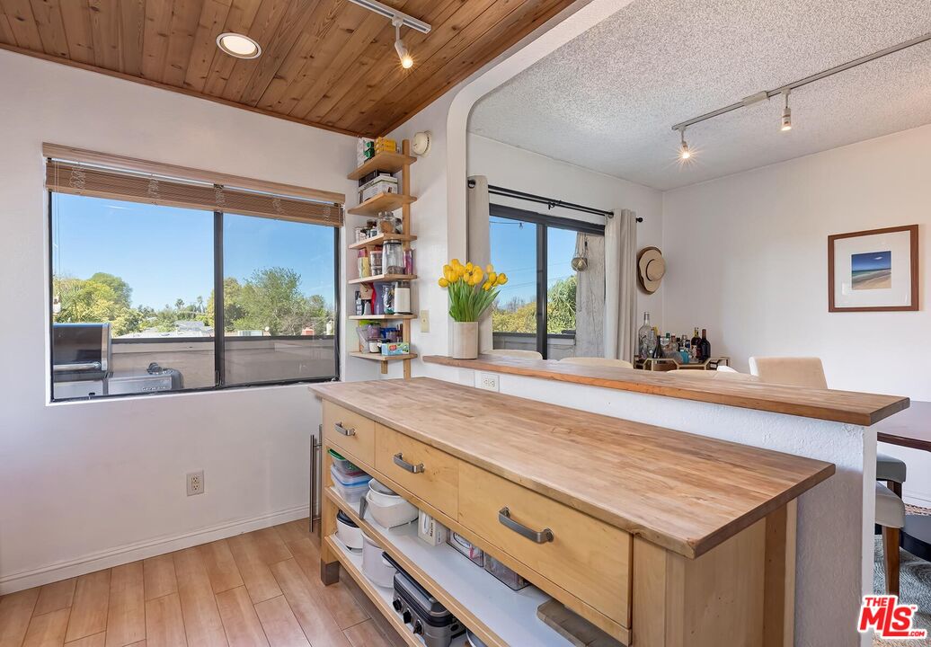 5805 Whitsett Ave Unit: 206
