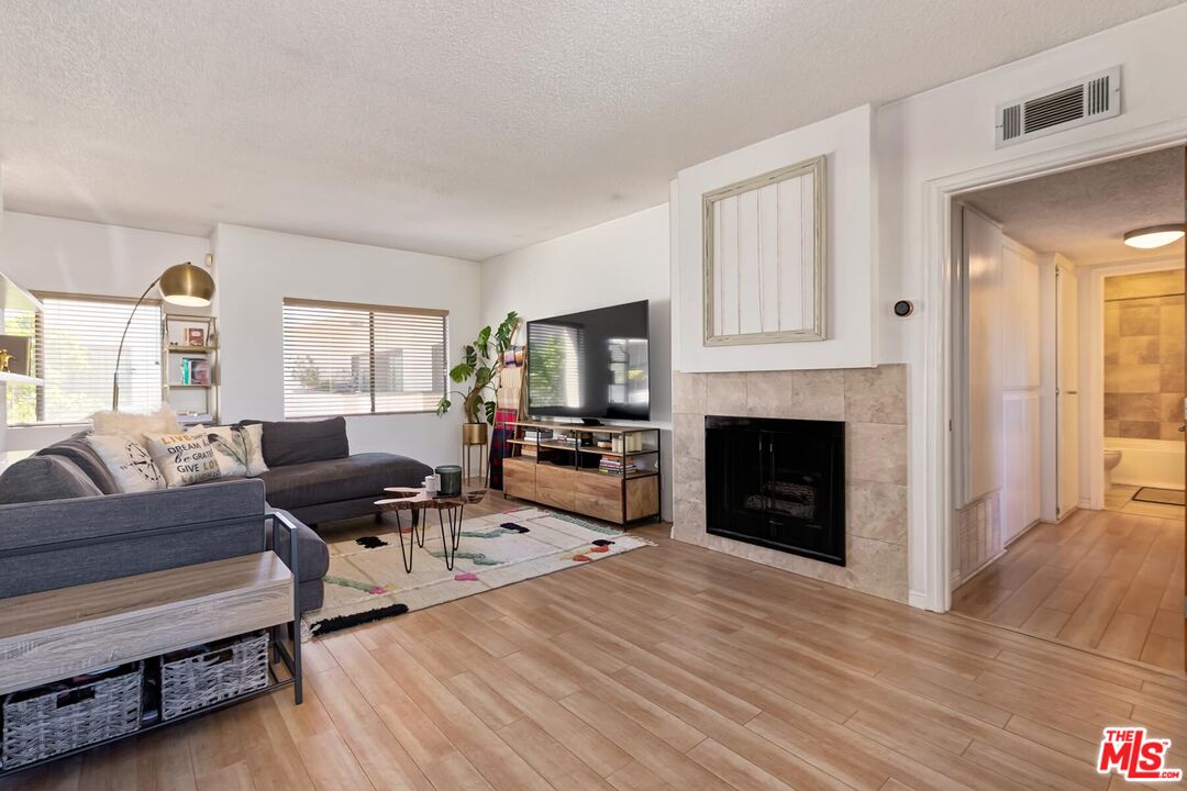 5805 Whitsett Ave Unit: 206